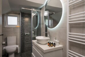 Een douche, een haardroger, handdoeken