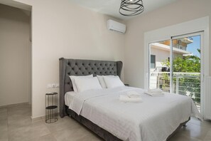 Bureau, fer et planche à repasser, lit parapluie, accès Internet