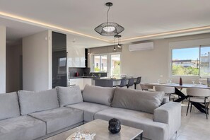 Smart TV, offices - Ardians Home, Be on Holidays (Chania)