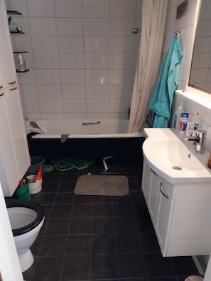 Shower, towels, soap, toilet paper - Cozy accommodation in a rural environment Torvallaby Large green areas to move on (Jämtlands län)