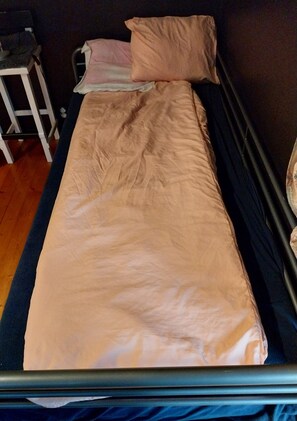 2 bedrooms, travel cot, free WiFi, bed sheets