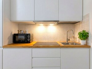 Refrigerador, microondas y utensilios de cocina 