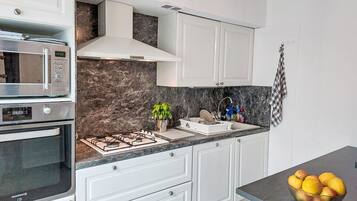 Een koelkast, een microgolfoven, een oven, een vaatwasser