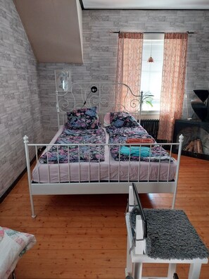 2 bedrooms, travel cot, free WiFi, bed sheets