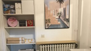 Cocina compacta con lavadora integrada, radiador y pileta.