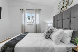 Iron/ironing board, travel crib, WiFi, bed sheets - The Ultimate 8BR Retreat in NLV w/ Pool Table Fun! (North Las Vegas)