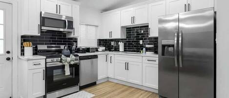 Refrigerador, microondas, horno y parrilla de estufa