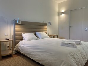 2 habitaciones, tabla de planchar con plancha, wifi y ropa de cama 