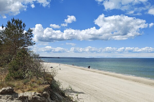 På stranden