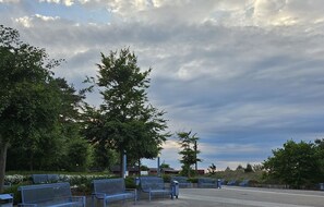 Property grounds - Ostsee-Urlaub-Zempin is perfect for your time-out, right by the coastal forest. (Zempin)