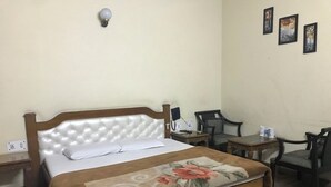 Ein Schlafzimmer mit Bett, Nachttischen, Schreibtisch und Stuhl.