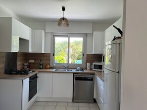 Mikrovågsugn, ugn, spishäll och diskmaskin