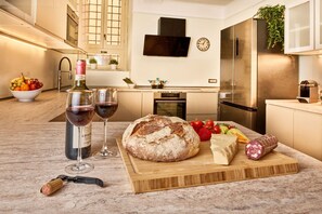 Cafetera y tetera, refrigerador, microondas y horno 