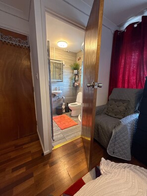 Unclassified image, 4 of 13, button - Room-king Size - Ensuite Room (London)