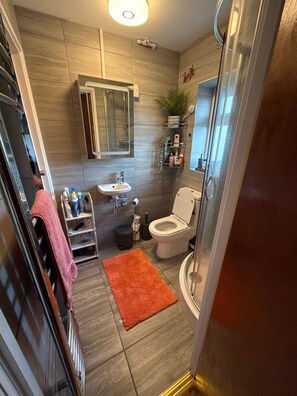 Unclassified image, 3 of 13, button - Room-king Size - Ensuite Room (London)