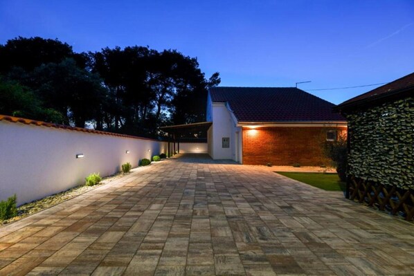 المنشأة من الخارج