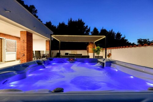 Four Bedroom Villa With Hot Tub