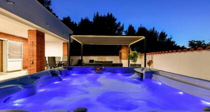 Four Bedroom Villa With Hot Tub