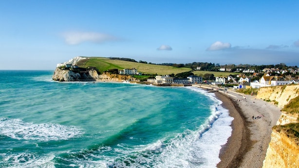 A coastal town with a beach, houses, and cliffs. - Holiday Home by UK Coast with Sea Views (Great Thorness)