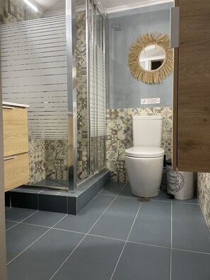 Haartrockner, Handtücher, Toilettenpapier