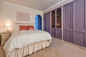 6 bedrooms, iron/ironing board, free WiFi