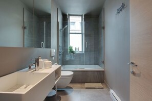 Dusj, hårføner, håndklær og såpe