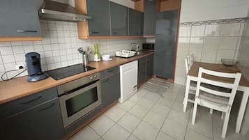 Réfrigérateur, micro-ondes, plaque de cuisson, lave-vaisselle