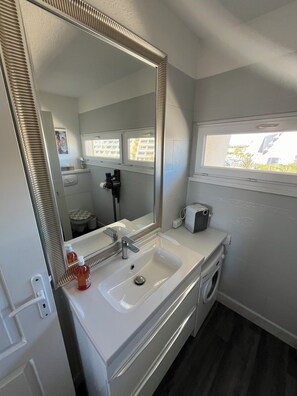 Douche, sèche-cheveux, serviettes fournies, papier toilette