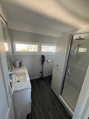 Dusj, hårføner, håndklær og toalettpapir