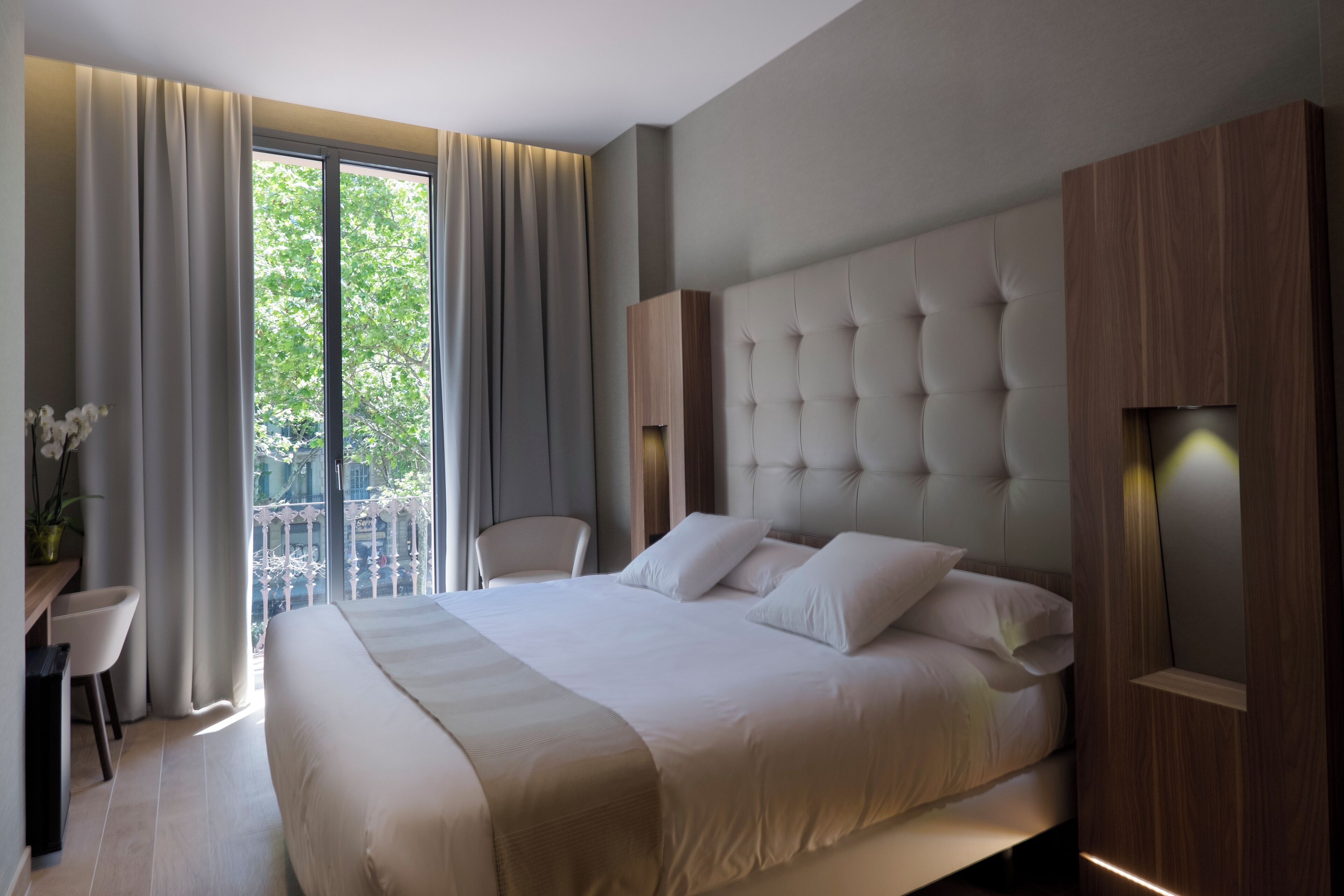 Quarto casal standard, sacada, vista para a cidade | Cofres nos quartos, escrivaninha, espaço de trabalho para notebook