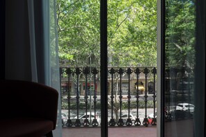In-room safe, desk, laptop workspace, soundproofing - Hotel Chi (Barcelona)