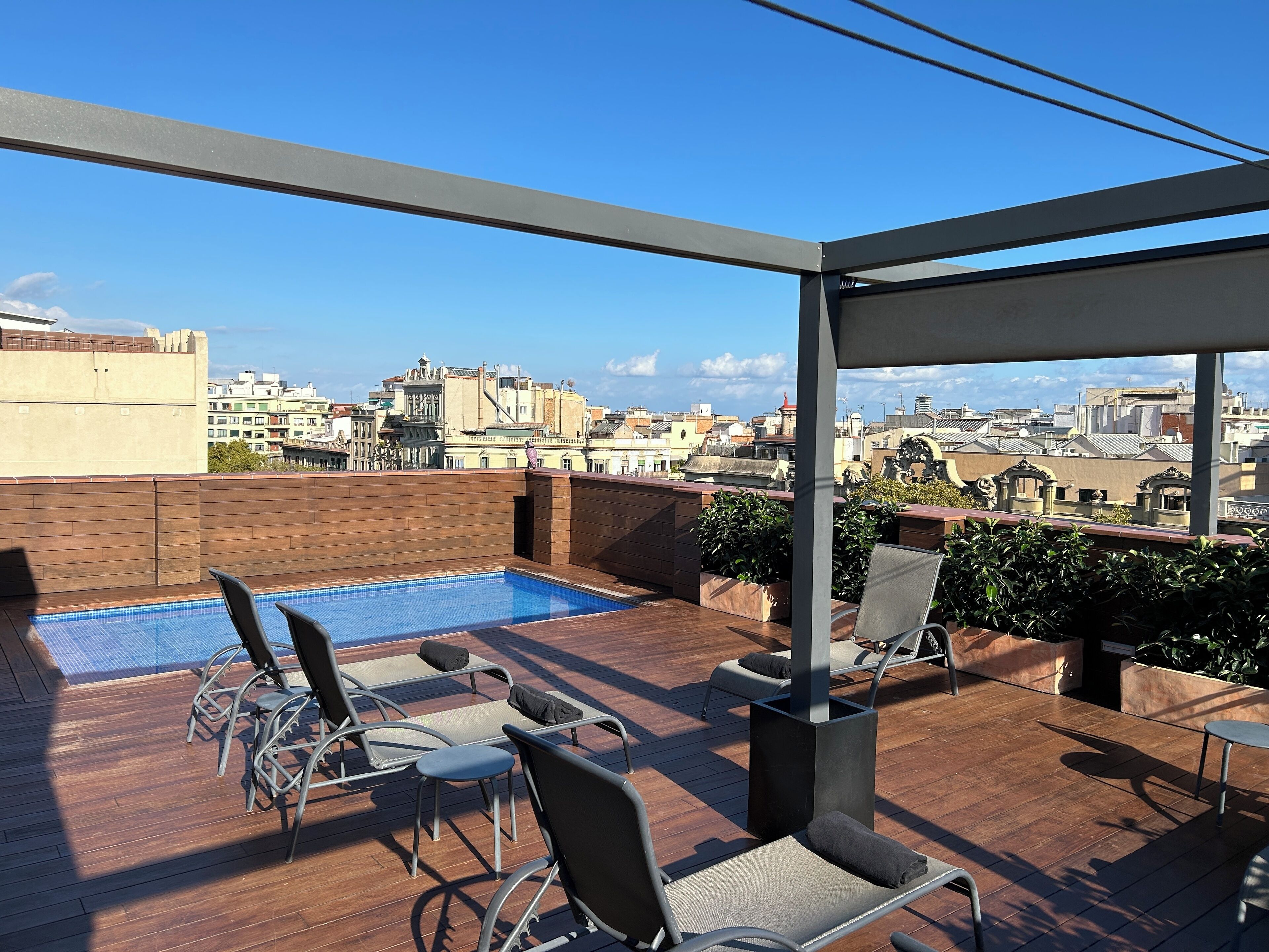 Piscina externa, funciona das 8h às 20h, espreguiçadeiras