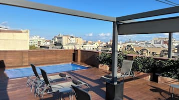 Outdoor pool, open 8:00 AM to 8:00 PM, pool loungers