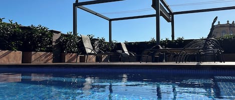 Piscina a l'aire lliure (horari: 08:00-20:00) i gandules