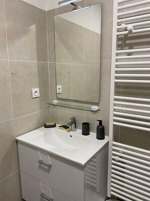 Sèche-cheveux, serviettes fournies