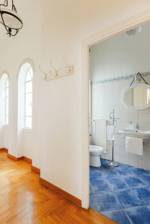 Dusche, Haartrockner, Bidet, Handtücher