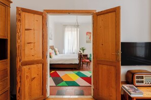 1 slaapkamer, een bureau, een strijkplank/strijkijzer, reisbedje