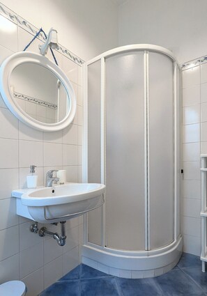 Regadera, secadora de cabello, bidet, toallas 