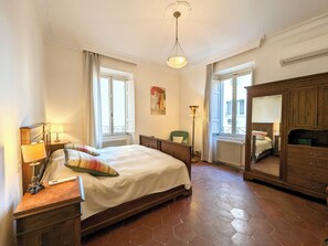 1 Schlafzimmer, Schreibtisch, Bügeleisen/Bügelbrett, Reisekinderbett