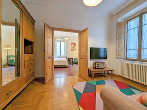 1 chambre, bureau, fer et planche à repasser, lit parapluie