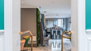 Un intérieur moderne avec un escalier, un coin bar et des sièges.