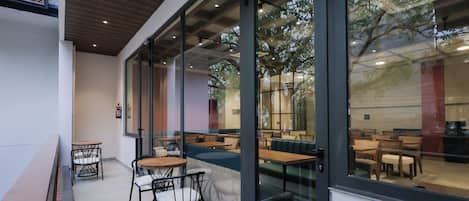 Café da manhã com buffet grátis todos os dias