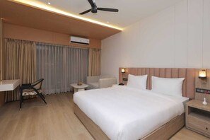 Deluxe Δωμάτιο, 1 King Κρεβάτι | Χρηματοκιβώτιο στο δωμάτιο, χώρος εργασίας για λάπτοπ 