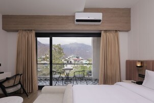 Luxury Suite, River View | In-room safe, laptop workspace, blackout drapes, soundproofing