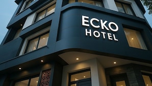 Een meerlaags gebouw met het bord 'ECKO HOTEL' duidelijk zichtbaar op de gevel.