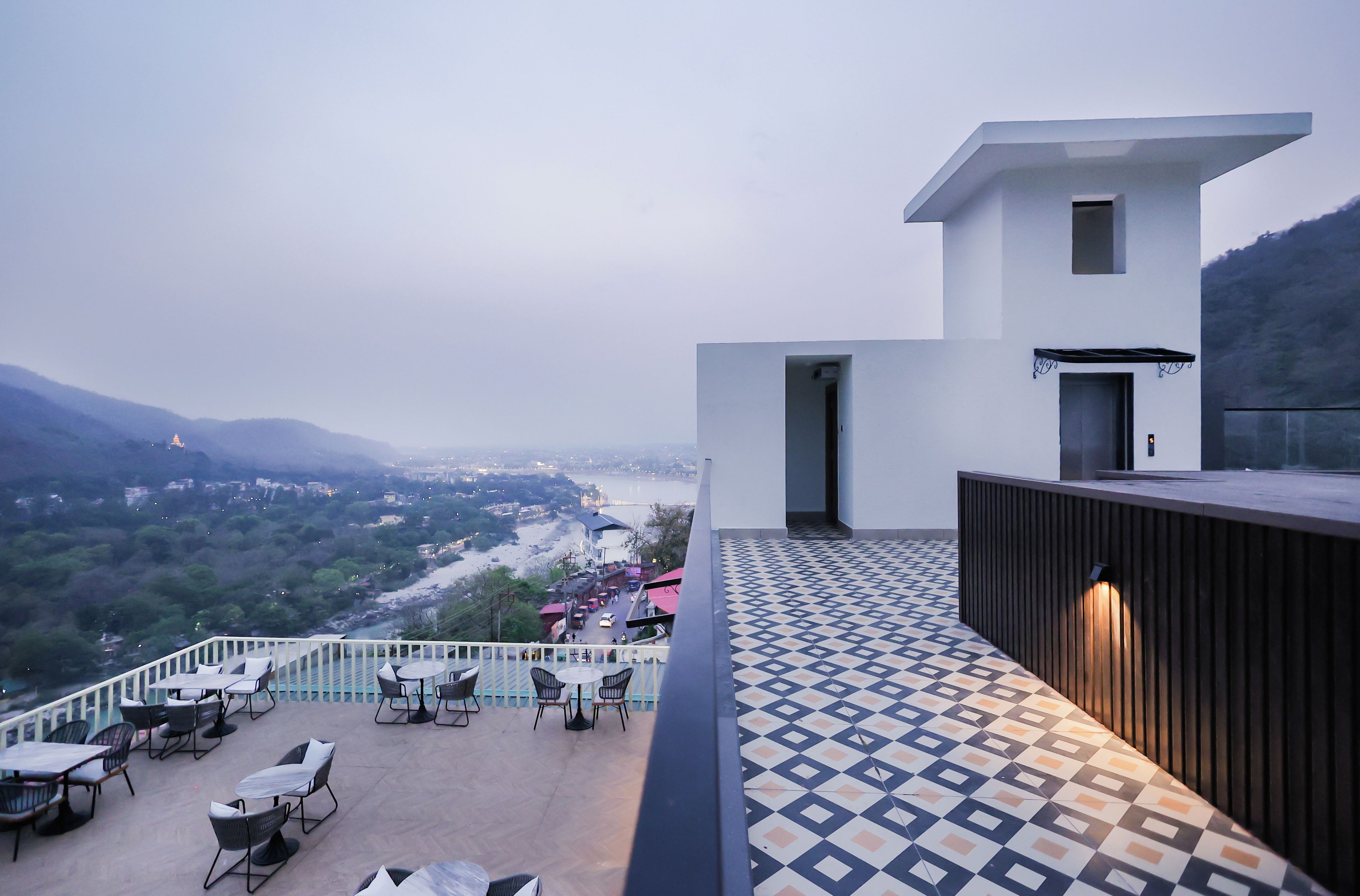 Una terraza con mobiliario exterior y vistas a un valle.