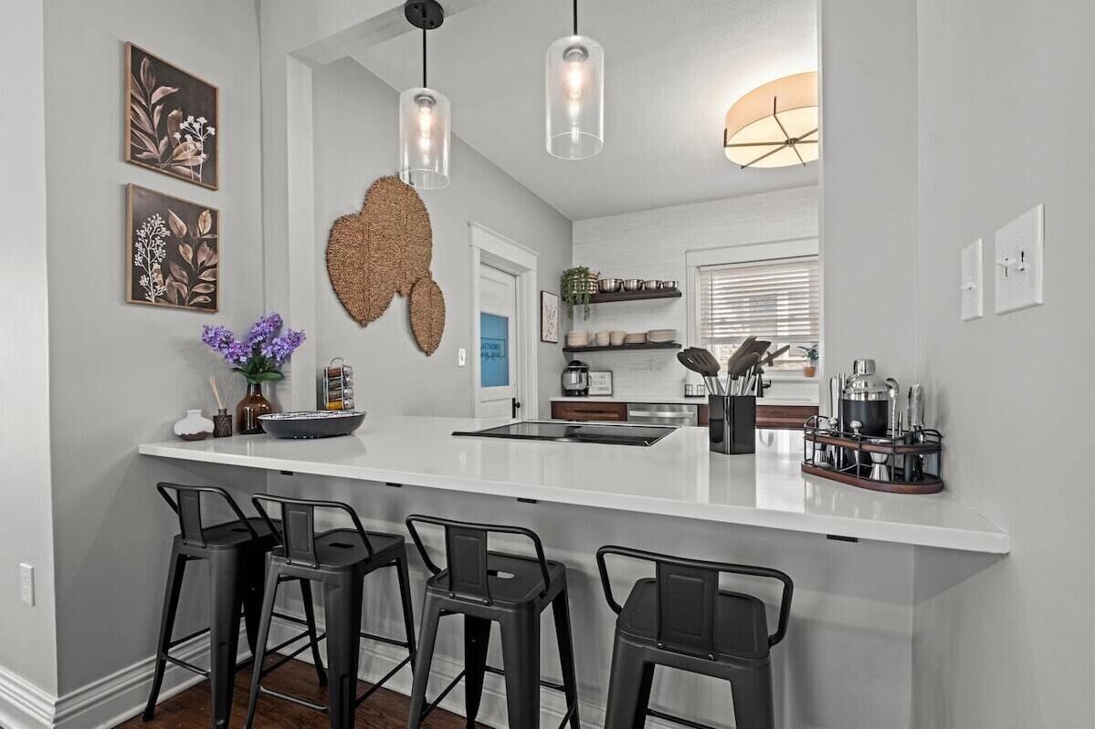 Bright breakfast bar with seating for four—perfect for morning coffee before a walk to Gillham Park or a day at the Nelson-Atkins Museum of Art.
