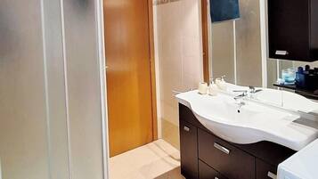 Doccia, asciugacapelli, bidet, asciugamani