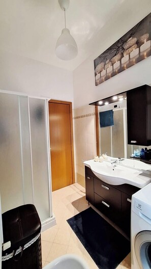 Shower, hair dryer, bidet, towels - Parma short breaks - Dimora Salvia (Parma)