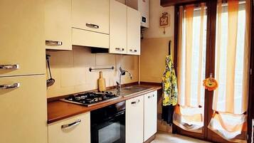 Frigorifero, microonde, piano cottura, macchina per tè/caffè